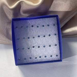 ต่างหูแบบกล่องพลาสติกสไตล์เกาหลีจากโรงงานโดยตรง ประดับคริสตัลเล็กๆ สำหรับผู้หญิง นักเรียน แฟชั่นข้ามพรมแดน - Product Image 4