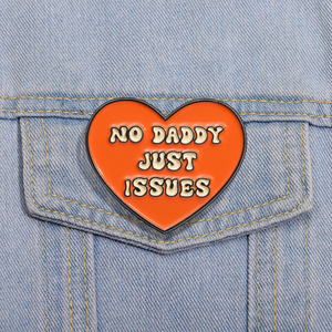 Broche de aleación en forma de corazón vintage con frase alentadora NO DADDY JUST ISSUES Pin Badge para accesorios de moda - Product Image 2