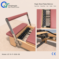 Reformer de Pilates pliable en bois d'érable Rose Poussiéreux pour les espaces de bien-être de type boutique, les cours guidés et les entraînements de renforcement musculaire à domicile