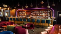 Conception d'intérieur de bar lounge Speakeasy, comptoir de bar moderne pour club, fabrication sur mesure de mobilier de bar à cocktails et whisky