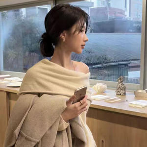 Maglione in Lana Merino con Spalle Scoperte di Design Coreano, Nuova Collezione 2026, Top Versatile da Donna per Autunno Inverno Primavera, Casual Tinta Unita - Product Image 4