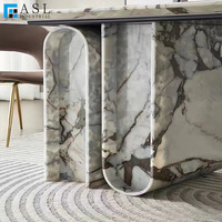 Îlots de cuisine modernes de luxe blancs au design élégant avec comptoir en marbre