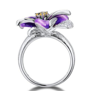 Anello con Fiore in Resina Viola per Donne, con Accenti Gialli, Elegante Accessorio da Dito per Feste, Regalo alla Moda - Product Image 3