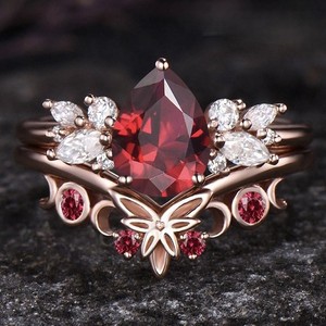 Anillo de boda de oro rosa con diseño de mariposa para mujer, con rubí color sangre de paloma y detalles de diamantes, para joyería nupcial. - Product Image 1