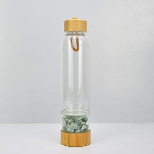 Bouteille d'eau en verre borosilicate avec pierre de cristal de haute capacité, infusée de pierres précieuses, avec couvercle en bambou - Product Image 3