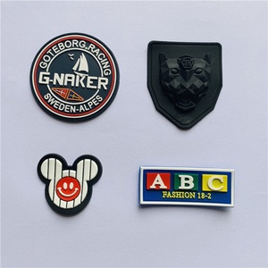 Écussons en caoutchouc souple personnalisés avec logo 3D en relief, étiquettes en PVC - Product Image 6