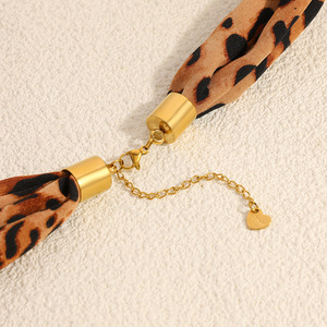 Collar de acero inoxidable con estampado de leopardo y colgante de cruz y luna chapado en oro de 18k, joyería de moda temática. - Product Image 3