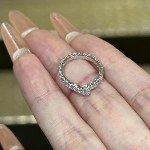 Bague en argent pur S925 en forme de V avec diamant plein cercle, polyvalente, haut de gamme, avec queue en ruban et pierres de zircon empilées - Product Image 4