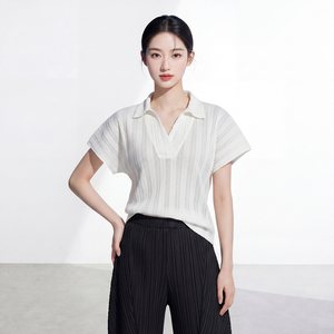 Camiseta Básica Minimalista de Chifón con Cuello en V a Rayas, Plisado Miyake Elegante, Manga Corta Holgada, para el Día a Día de Mujer - Product Image 2