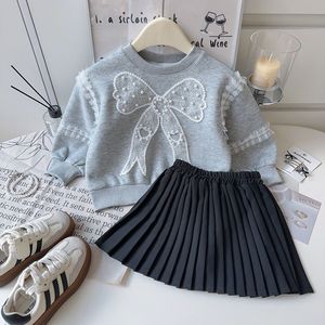 Nuevo Conjunto de Moda Otoñal para Niñas: Sudadera con Encaje, Adornos de Lazo y Perlas, Falda Plisada, Conjunto de Dos Piezas - Product Image 1