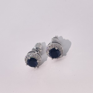 Boucles d'oreilles clous en laiton plaqué or luxueuses et géométriques classiques Tianyu Gems pour femmes avec des pierres en zircone cubique bleu royal - Product Image 1