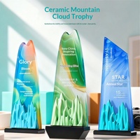 Trophée en céramique personnalisé, créatif et coloré, en forme de crête de montagne et de nuage, pour récompenser les employés exceptionnels lors des réunions annuelles