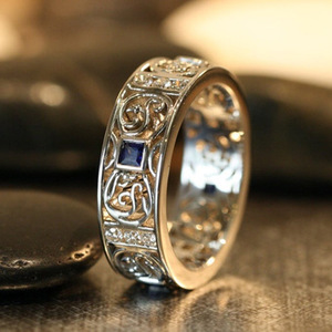 Anello Vintage Traforato con Accenti Blu per Uomo, Elegante Accessorio da Dito con Motivo Raffinato, Regalo di Moda per Feste - Product Image 1