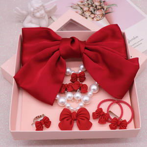 طقم مجوهرات بناتي لطيف عالي الجودة مكون من طوق رأس من القماش بسلسلة من اللؤلؤ وعقد بفيونكة ومشبك أذن وإكسسوار شعر في علبة هدايا رائعة للأطفال - Product Image 2