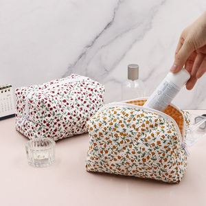 Pochette de maquillage vintage matelassée pour femmes et filles, en coton, à fleurs, grande capacité, trousse de toilette portable - Product Image 1