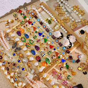 Chaîne de chandail rétro français peinture à l'huile médiévale fille Vintage bouton collier femme Niche Design chaîne de clavicule délicate - Product Image 4