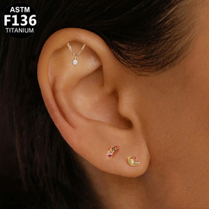 Pendientes de titanio chapados en oro ASTM-F136 Getta Gaby con cadena colgante, rosca interna y circonita para perforación de oreja tipo labret. - Product Image 4