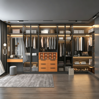 Système de dressing moderne italien avec portes vitrées de luxe pour chambre principale, mobilier de dressing modulaire sur mesure