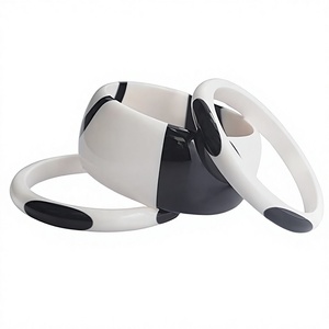 Nouveau Bracelet Moderne en Résine Sculpté, Pièce d'Art Circulaire, Design Abstrait Noir et Blanc, Objet Décoratif pour Fête - Product Image 1