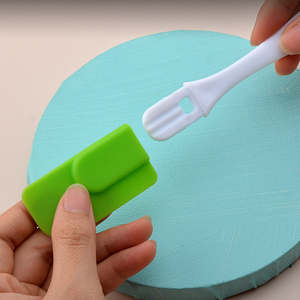 Piccola spatola di silicone per uso domestico utilizzata per diffondere burro di arachidi, salse, panna, ecc - Product Image 5