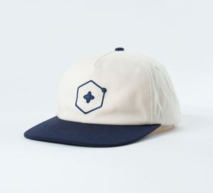 Casquette Snapback personnalisée de haute qualité, 5 panneaux, en coton non structuré, avec logo brodé sur mesure, visière légèrement incurvée. - Product Image 6
