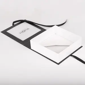 ידידותי לסביבה ממוחזרת כיכר Custom מתקפל אריזה בגדי קוסמטי מתנת נייר קופסא עם חלון ברור PVC שחור סרט