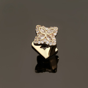Grillz étoile à quatre branches unique avec accents en zircon or et argent, serti clos, pour fête, unisexe - Product Image 3