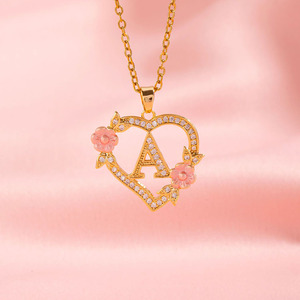 Collier chaîne avec pendentif lettre initiale en forme de cœur floral, style gothique anglais ancien, plaqué or 18 carats, pavé de zirconiums cubiques, pour femme, modèle NZ1695 - Product Image 3