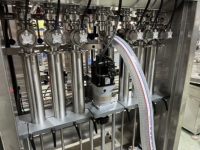 Unité de remplissage à pompe à engrenages ESKO 4 têtes pour lubrifiants, huiles moteur, liquides chimiques, avec équipement d'intégration de capsulage de bidons