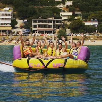 Kunden spezifisches kommerzielles verrücktes 6-Personen-UFO-aufblasbares Ski-Schlepp rohrs ofa aus strap azier fähigem PVC-Material