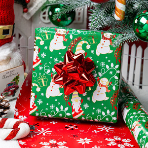 Rollo de Papel de Regalo Navideño Reversible de 17 Pulgadas x 33 Pies, Dorado Metálico con Diseño de Gnomos y Muñecos de Nieve con Copos de Nieve Verdes - Product Image 2