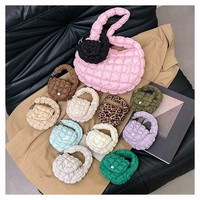 Nouvelle Pochette de Voyage Mini Matelassée en Nylon Coloré avec Breloque, Sac à Monnaie Promotionnel