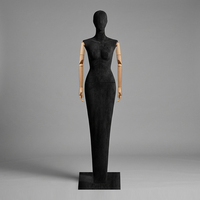 Mannequin de présentation féminin élégant en velours avec bras en bois, idéal pour les boutiques et la présentation de robes de mariée