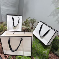 Sac en papier texturé blanc en promotion avec votre logo personnalisé pour mariage et vêtements