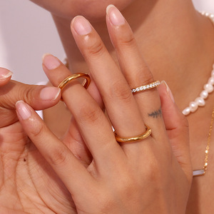 Ensemble de bagues classiques empilables demi-éternité pavées de zircons clairs, en acier inoxydable plaqué or 18 carats, avec dôme uni - Product Image 2