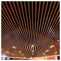 Designs de plafonds en aluminium à lattes linéaires modernes et haut de gamme pour cuisines en open space et espaces de vie et de salle à manger combinés