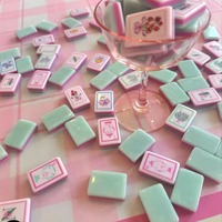 Juego de Mahjong Americano Vintage Estilo Pastoral, Fichas Rosa Pastel y Menta, Puntos Perfumados, Diseños de Pájaros, Plantas y Bambú, Personajes Florales, Joker de Frutas