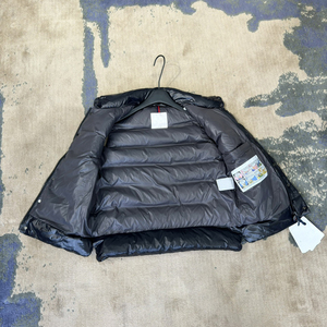 เสื้อกั๊กขนห่านแบบมันเงา แบรนด์ Moncler สำหรับผู้ชาย คอตั้ง ติดกระดุมแป๊ก เหมาะสำหรับฤดูหนาว - Product Image 3