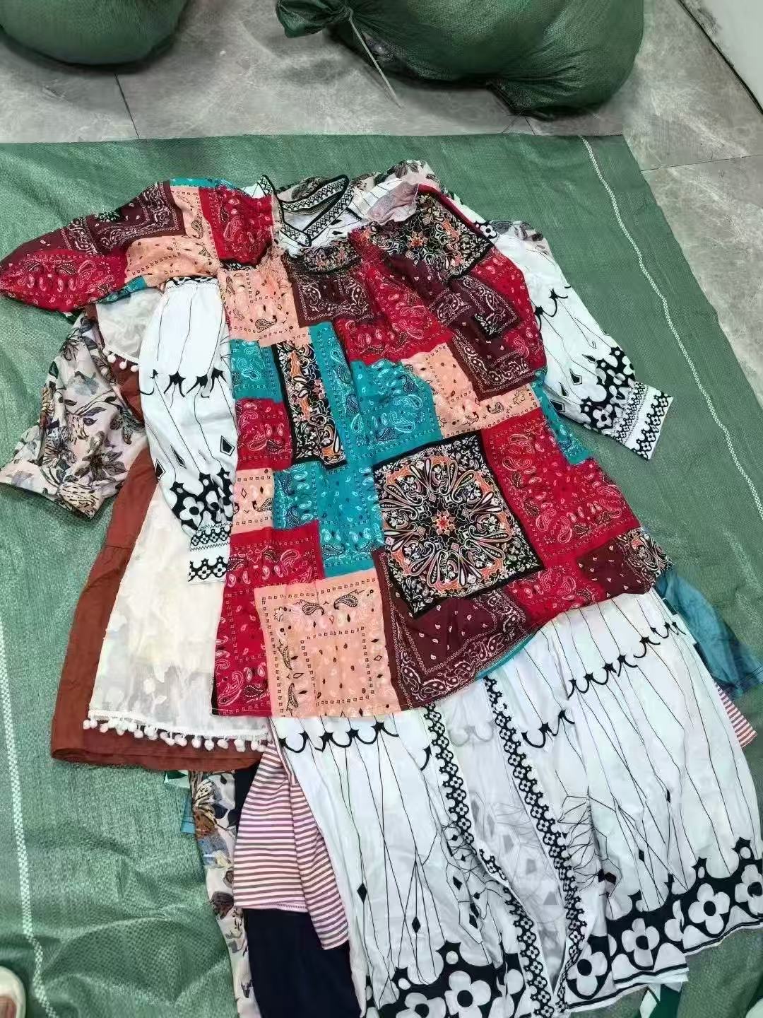 2025 Mixed Women Kids Lovitoes Sheining Dress Bales Brand New Bulk Clothes Wholesale Supplier