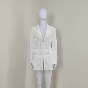 <span class=keywords><strong>Traje</strong></span> de <span class=keywords><strong>Mujer</strong></span> Elegante e Informal con <span class=keywords><strong>Chaqueta</strong></span> Blanca de Cuello en V y Pantalón Midi, Modelo A4434, en Negro - Product Image 1