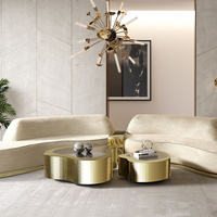 Table basse haut de gamme en laiton martelé à la main avec plateau miroir noir, design courbe pour salons modernes