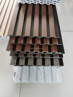 Paneles de Techo de PVC Impermeables Modernos de 8 mm con Diseño de Franjas Falsas para Cocina, Dormitorio, Comedor - Uso Doméstico