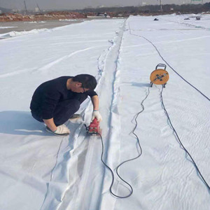 แผ่นเมมเบรน HDPE สำหรับบ่อปลาและฟาร์มกุ้ง ป้องกันน้ำรั่วซึม ผิวเรียบ ผลิตจากวัสดุ HDPE 100% - Product Image 5