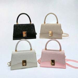 Sac à bandoulière pour femme de luxe en cuir neutre léger et durable avec un design moderne et élégant - Product Image 3