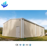 Garage préfabriqué moderne en structure acier, abri de stockage pour véhicules, charpente métallique robuste, toiture métallique, entrepôt à petites travées, isolation en laine de roche