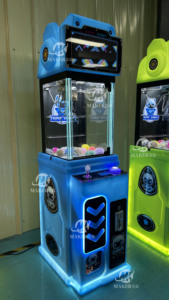 Nhà Sản Xuất Búp Bê Nhỏ Máy Cho Trẻ Em Với Màn Hình LCD Arcade Trò Chơi Đồ Chơi Giải Thưởng Giá Rẻ Đồng Tiền Hoạt Động Tiếng Anh Claw Máy - Product Image 4