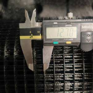 Rouleau de grillage soudé en PVC noir avec fil de 1 mm, 1,5 mm et mailles carrées de 1 pouce pour cage - Product Image 4