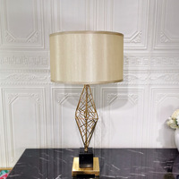 Lampe de table design d'art moderne Éclairage à base de métal Hôtel Restaurant Chambre à coucher Abat-jour en tissu Lampe de lecture d'intérieur