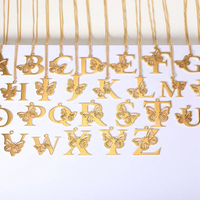 Collier en acier inoxydable de haute qualité avec 26 lettres creuses en forme de papillon, une chaîne de clavicule unique et élégante