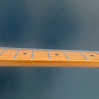 Guitares électriques haut de gamme en gros, 24 frettes, manche en érable torréfié, corps en peuplier, micros HH Alnico V, pont vibrato